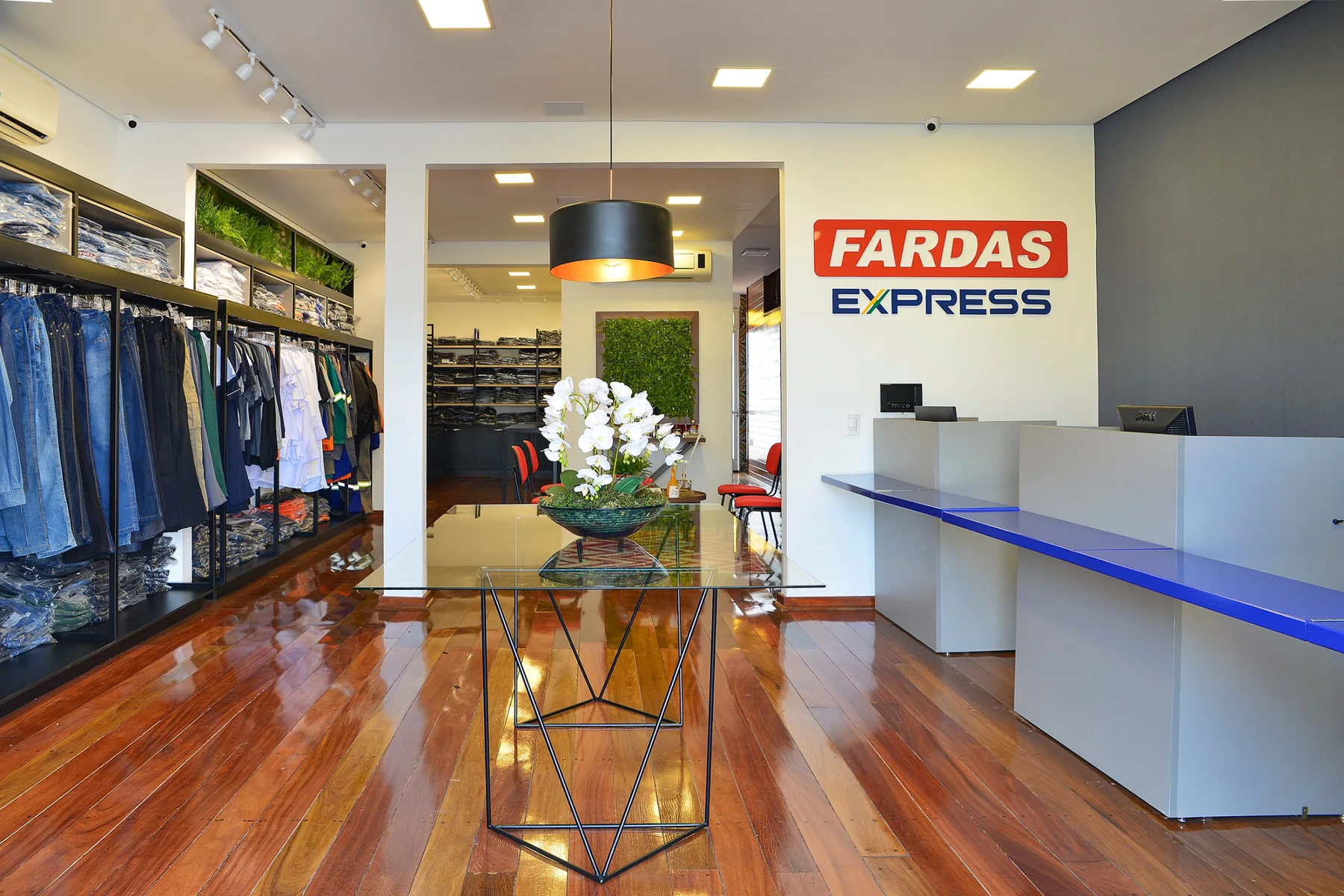 Loja com piso de madeira, araras e balcão de atendimento, imagem do portfólio oficial