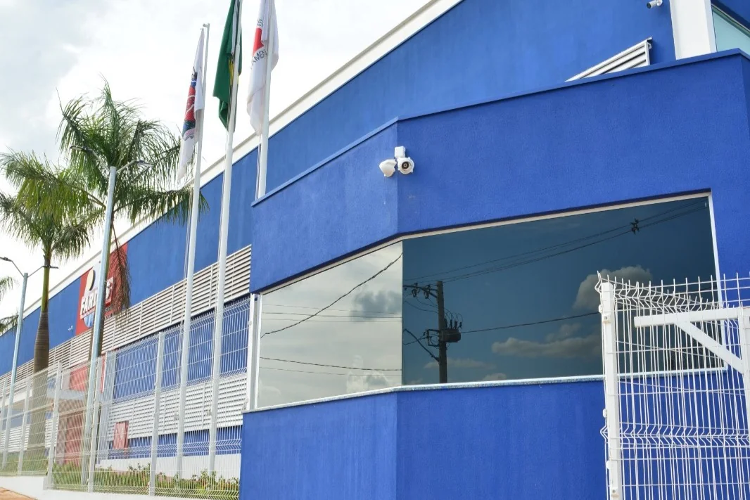 Fachada azul de edifício comercial, imagem do portfólio oficial