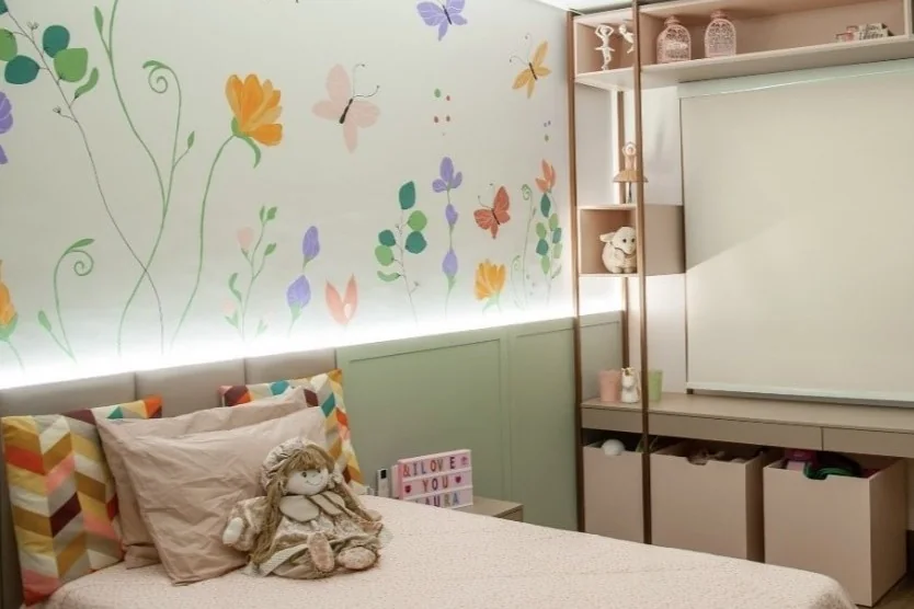 Quarto com marcenaria clara e pintura floral, imagem do portfólio oficial
